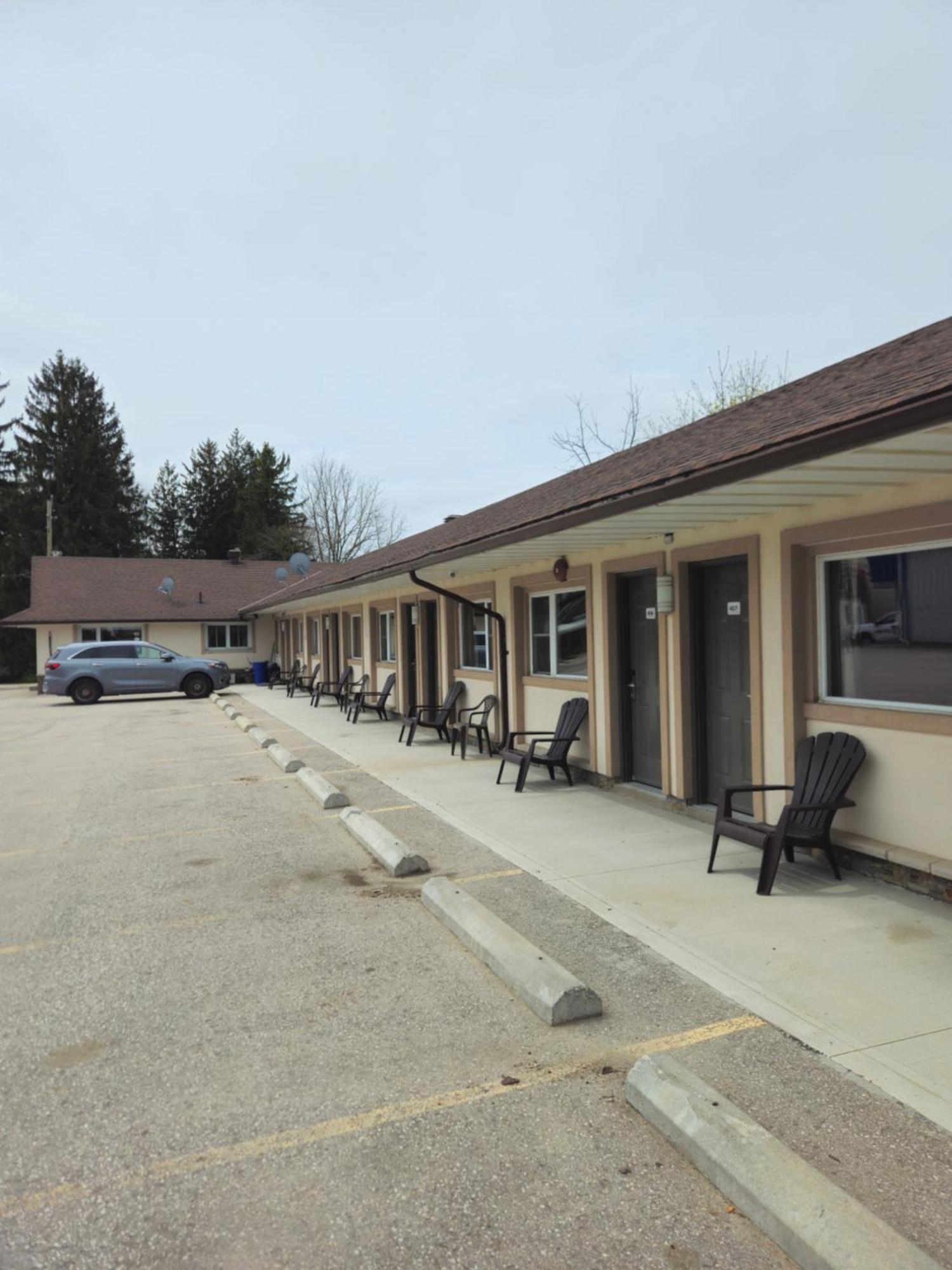 Forest Plaza Motel Mount Forest Exterior foto
